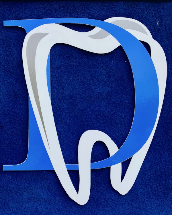 logo for Munhall Dental of capital letter D intertwined with outline of tooth