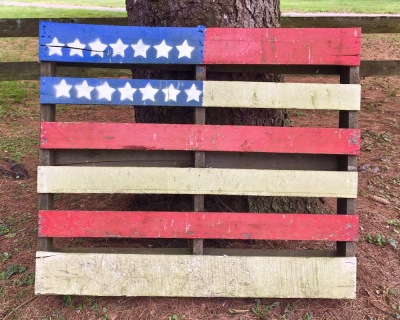 shipping pallet painted like an American flag